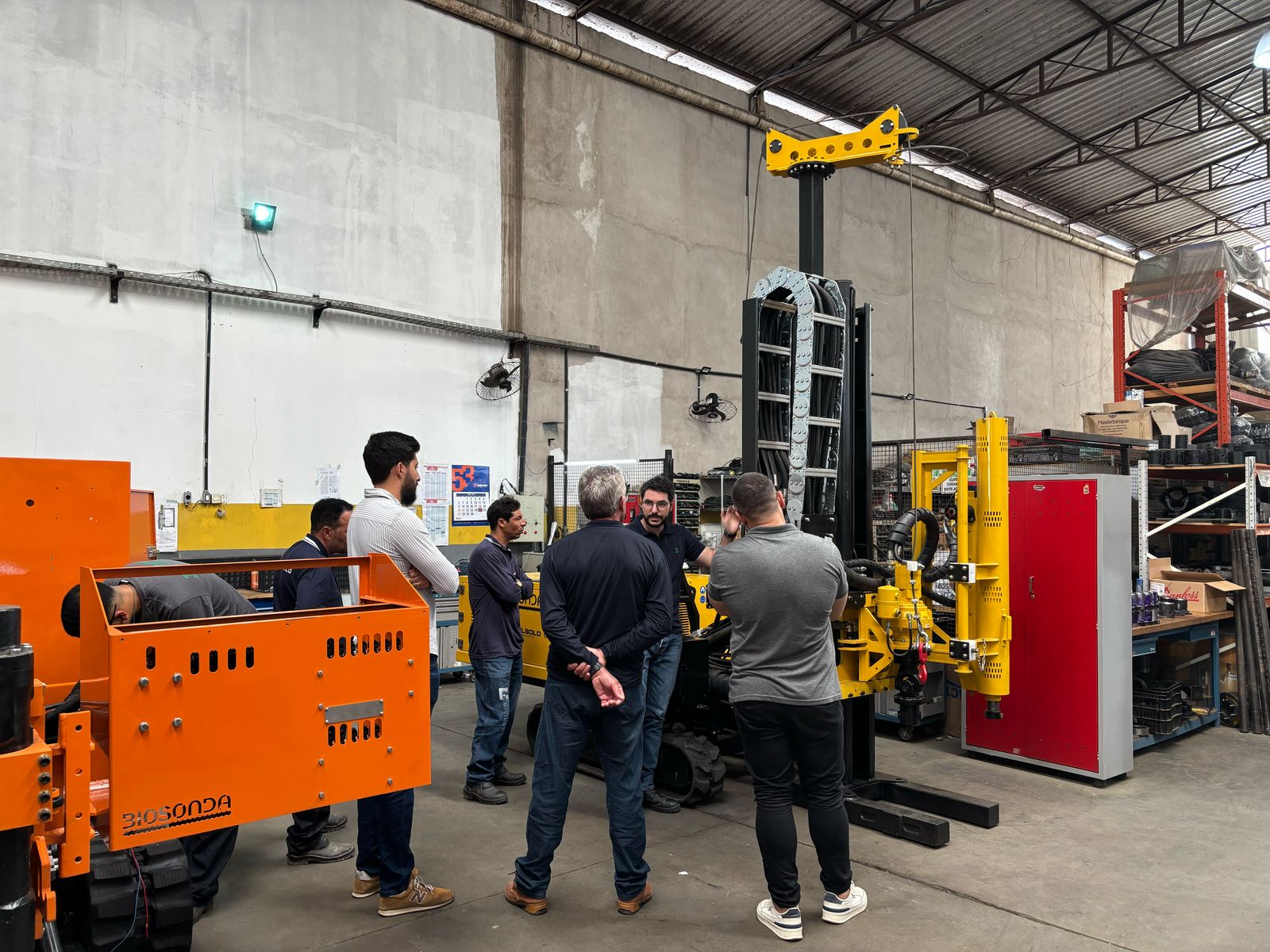 Formal technical delivery of heavy equipment at the Biosonda factory with operator training