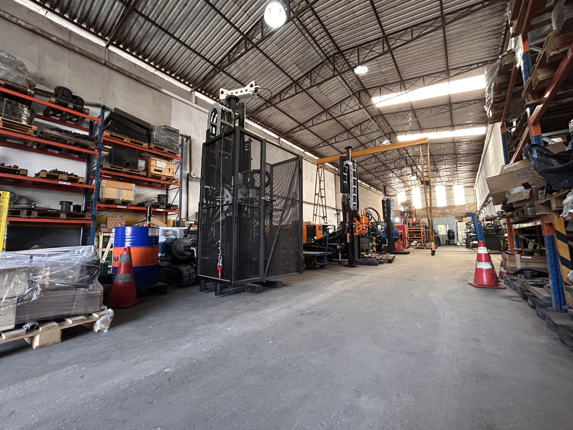 Vista general de la fábrica Biosonda — área de fabricación de perforadoras hidráulicas