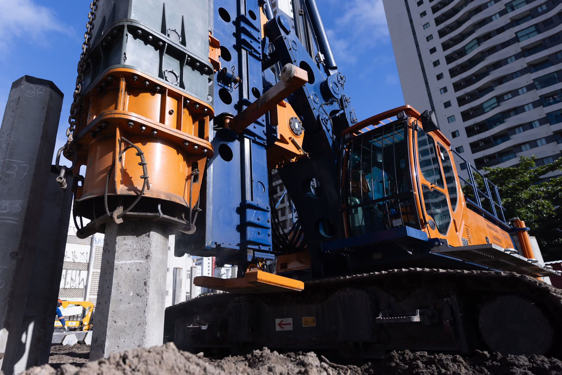 Hincadora de pilotes Biosonda operando en cimentaciones especiales — hincado de pilotes en obra